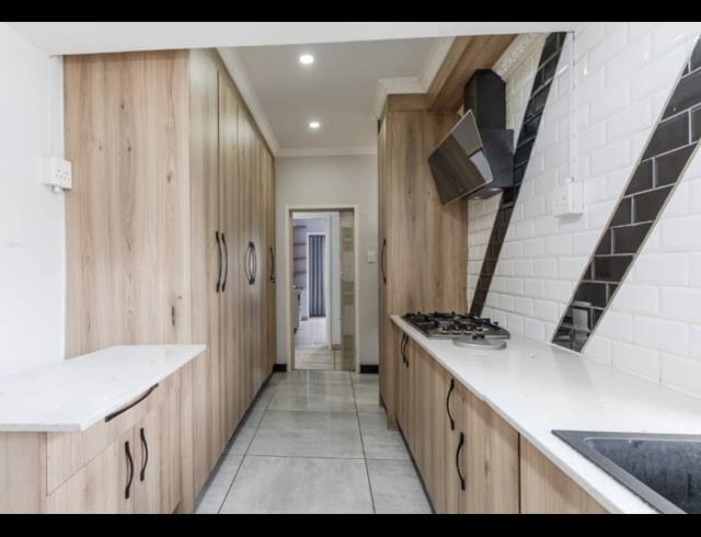 5 BEDROOM HOUSE FOR SALE IN WATERKLOOF RIDGE